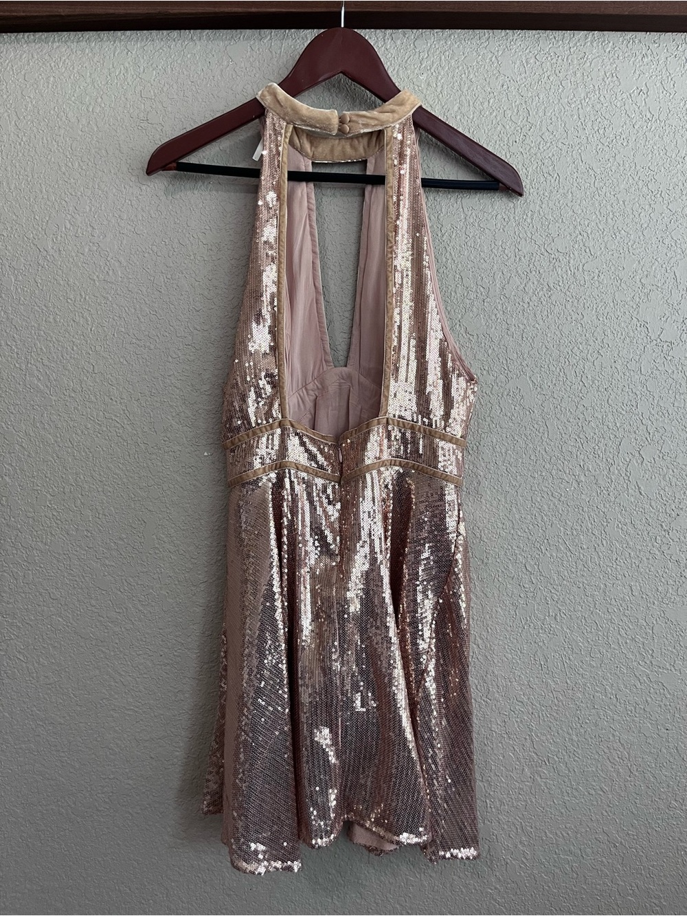 😎 Free People Film Noir Rose Gold Sequin Velvet Trim Halter Mini Dress - Size 8 - Picture 3 of 16